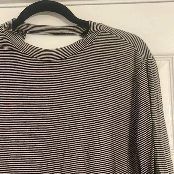 Striped Top with open back - Picture 2 of 3